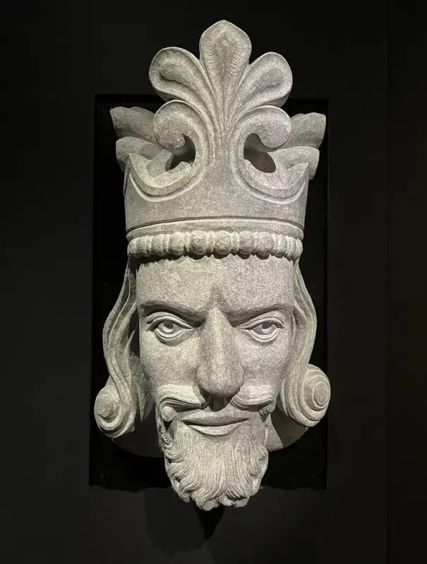Steinfigur som forestiller Magnus Lagabøte med krone på hodet, langt hår, bart og skjegg.