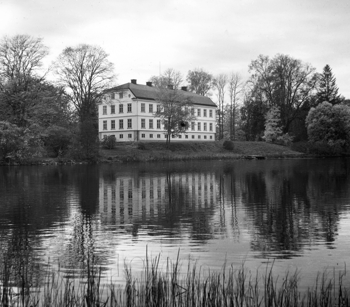 Brokinds slott med ogenerat läge på en smal landbrygga mellan sjöarna Järnlunden och Lilla Rängen. Här en odaterad vy från sisnämnda vattendrag.
