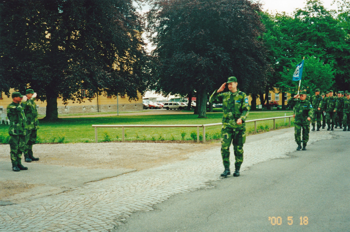 Förbimarsch av T 2 åldersklass vid avslutningen i maj 2000. Bataljonchefen Jarl Franzén i täten och regementschefen Jan Persson till vänster.