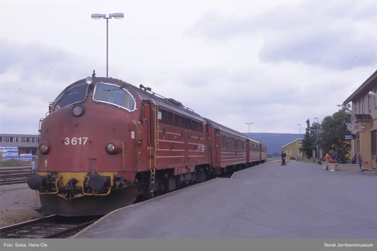 Diesellokomotiv Di 3 617 med persontog fra Trondheim til Oslo S, tog 302, på Røros stasjon