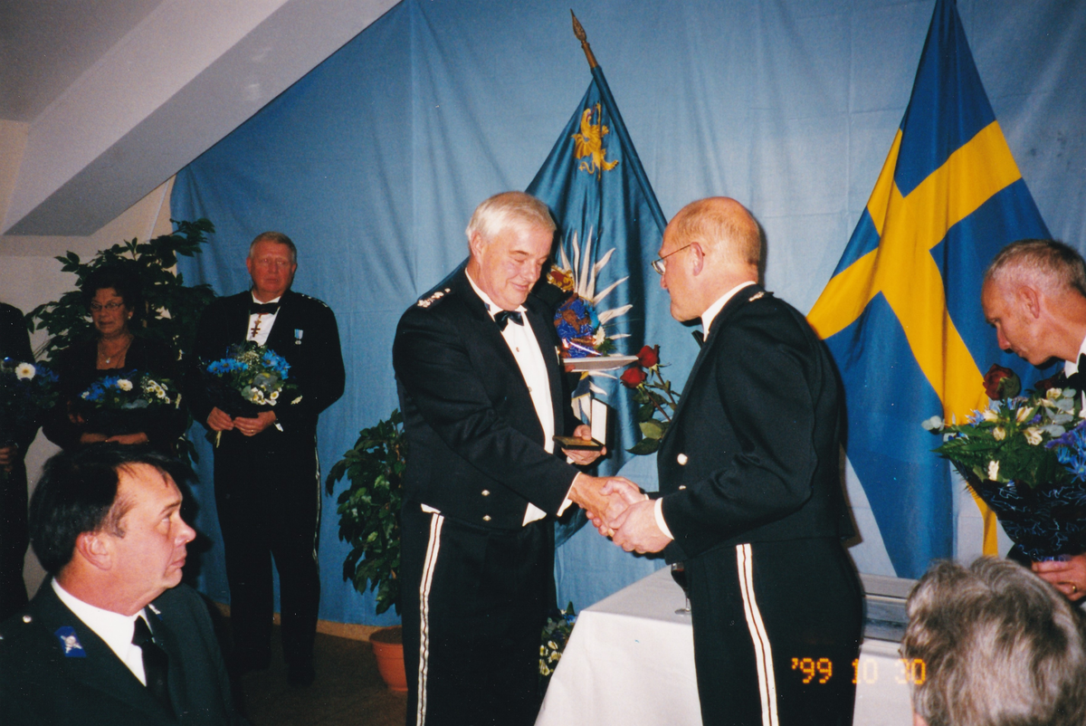 Högtidmiddag vid T 2 i oktober 1999. Regementschefen Jan Persson avtackar Jan Forsgren. Jan Petersson sitter närmast.