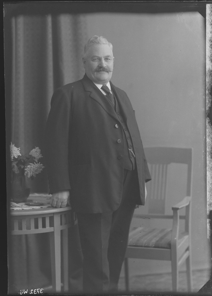 Fotografering beställd av auktionsförrättaren Högsberg. Föreställer Johan Albert Högsberg (1865-1934) bosatt på Hoffsta nr. 11 i Västerås.
