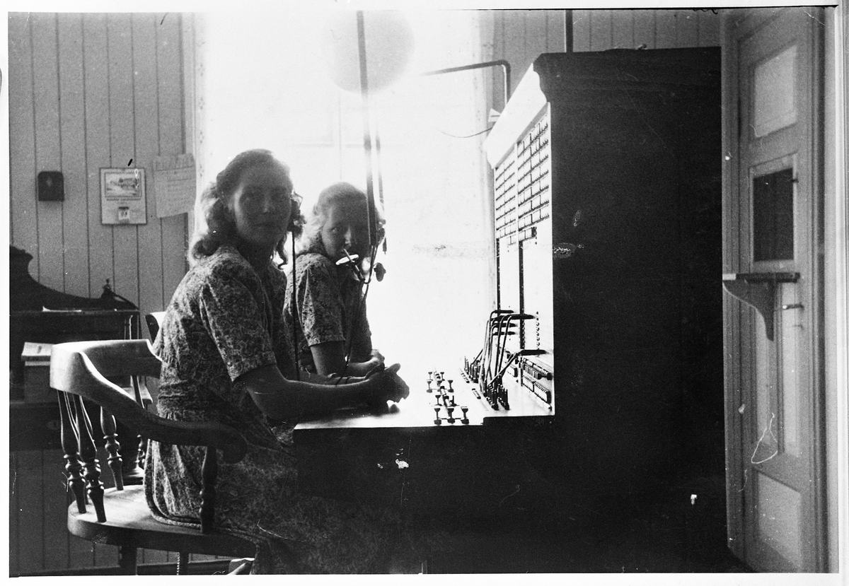 Sentralborddamer ved Skreia Telefonsentral . Til venstre Aslaug Sveinson født Tømta, til høyre Helene Andersen (Nergård).
