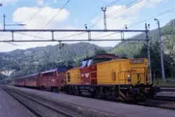 Diesellokomotivene Di 8 705 og Di 3 626 med persontog fra Tr