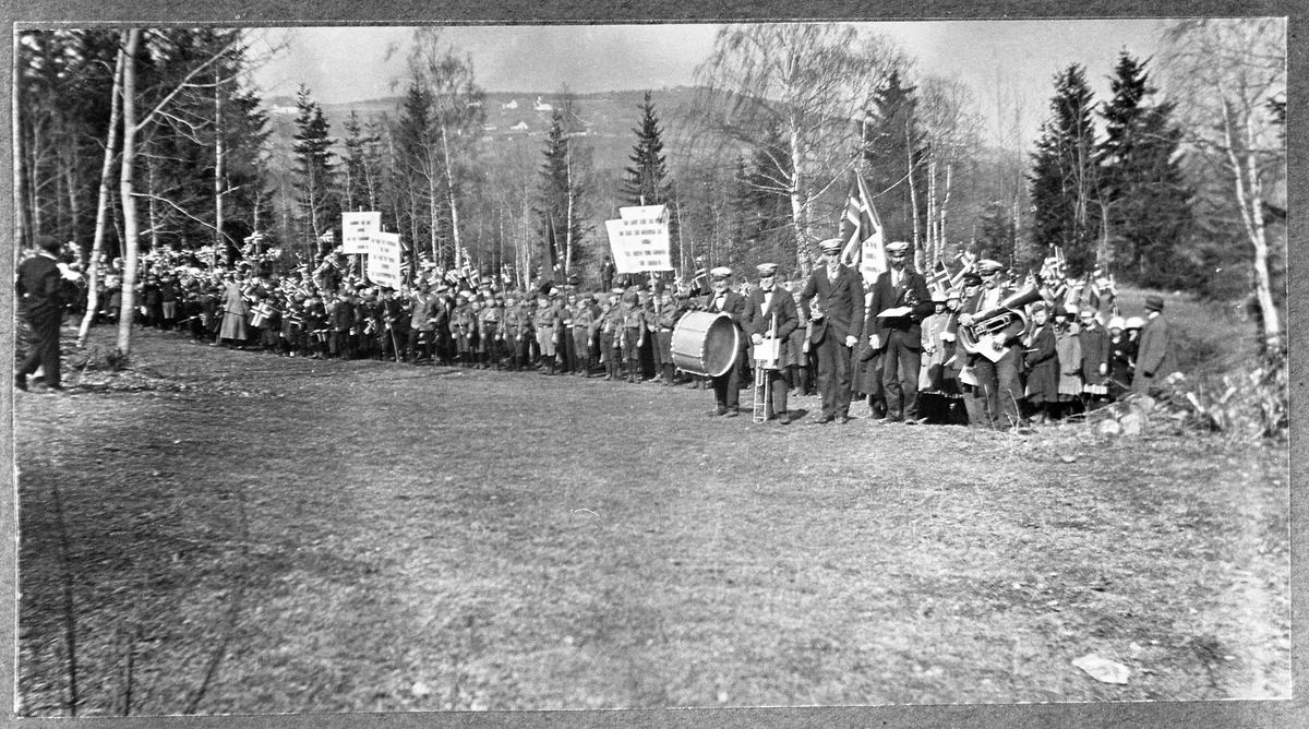 17.mai på Skreia ca. 1921. Toget har nettopp ankommet Skreia Folkepark. I spissen går Viken Musikkforening.