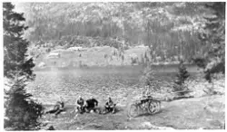 Skjeppsjøen på Totenåsen ca. 1920-21. Fire karer på fisketur