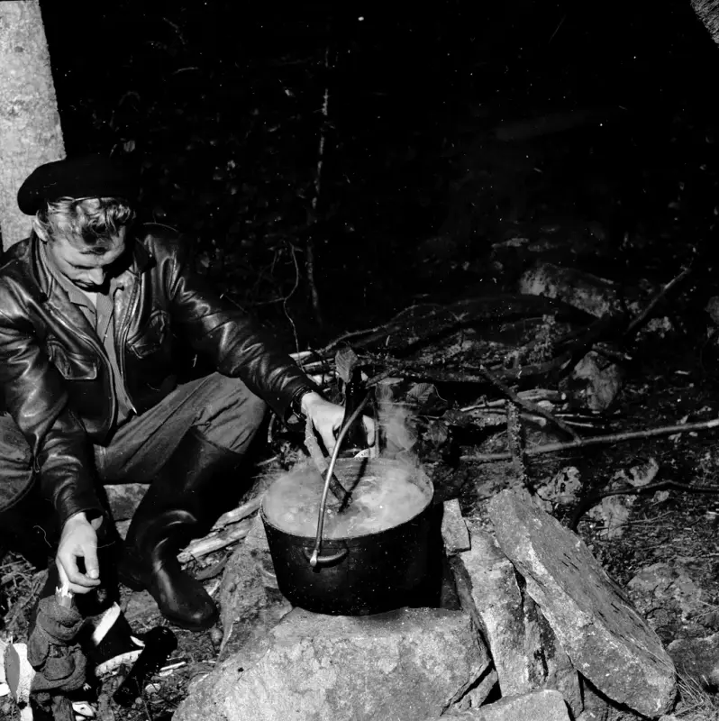 Mann som koker kreps. Fotograf: Dagbladet, 1957. Norsk Folkemuseum.