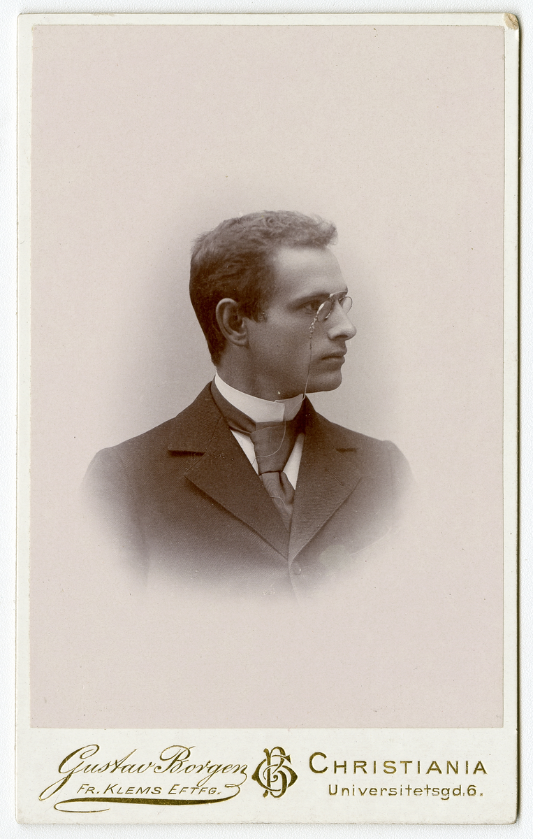 Portrettfoto av ukjent mann foto trolig tatt 1890-tallet
