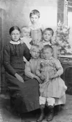 Gruppeportrett av seks unger.