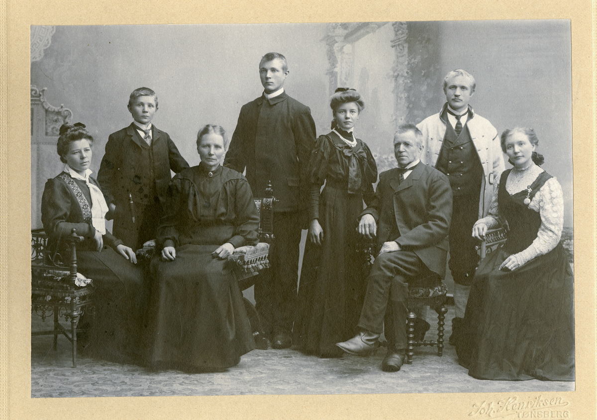 Gruppebilde av familien Berdal i Tønsberg, 1906.