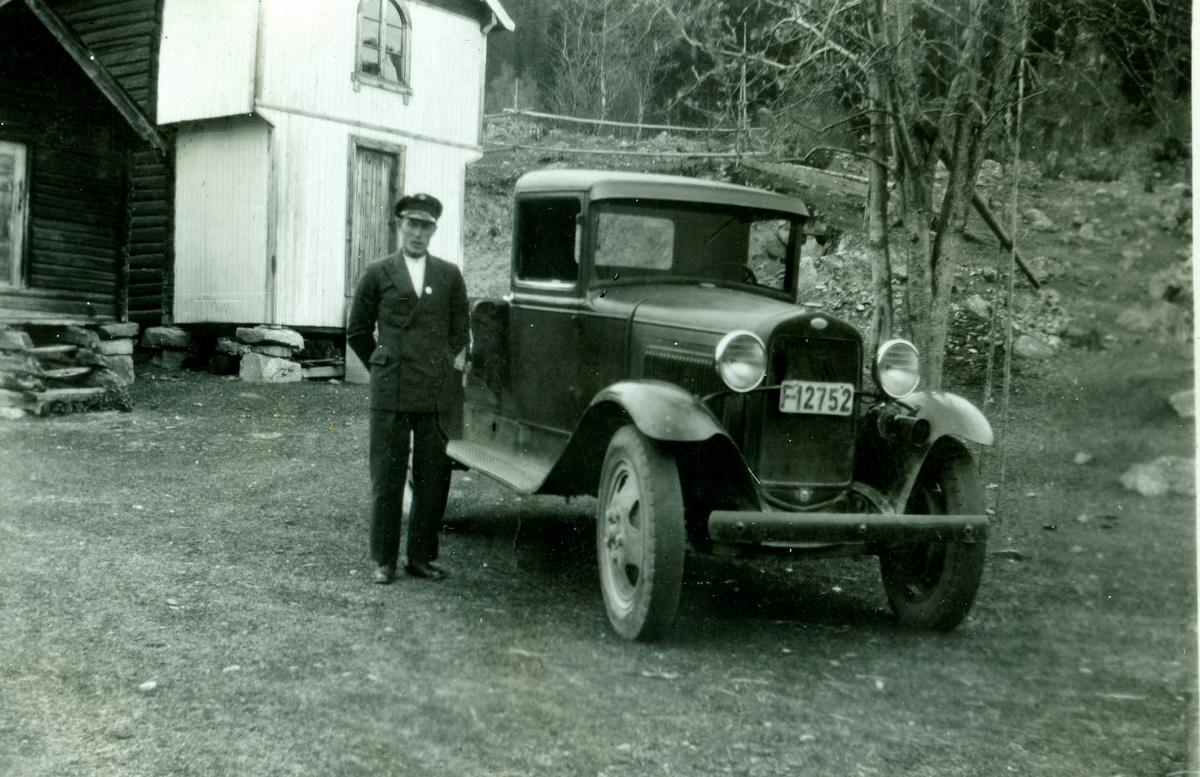 Lastebil til Arne Turhus reg nr. F-12752. Bilen er ein Ford AA 1931-modell med originalt amerikansk førerhus.