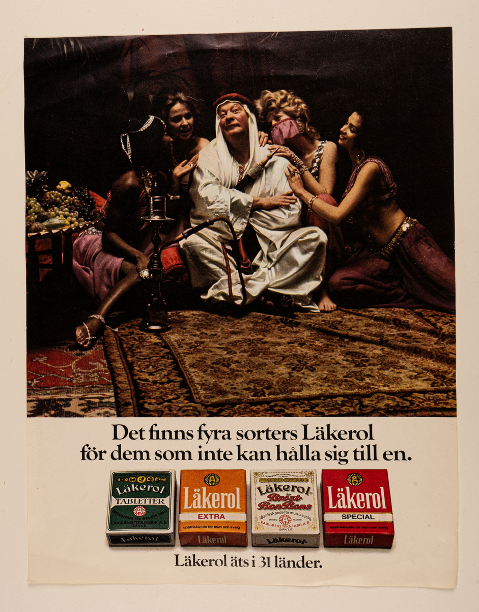 Reklamaffisch i färgtryck. Foto på orientaliskt klädd man 
(Carl-Gustaf Lindstedt) omgiven av kvinnor med en vattenpipa, på orientaliska mattor, samt fyra olika Läkerolaskar. Reklamtext: "Det finns fyra sorters Läkerol för dem som inte kan hålla sig till en, Läkerol äts i 31 länder."