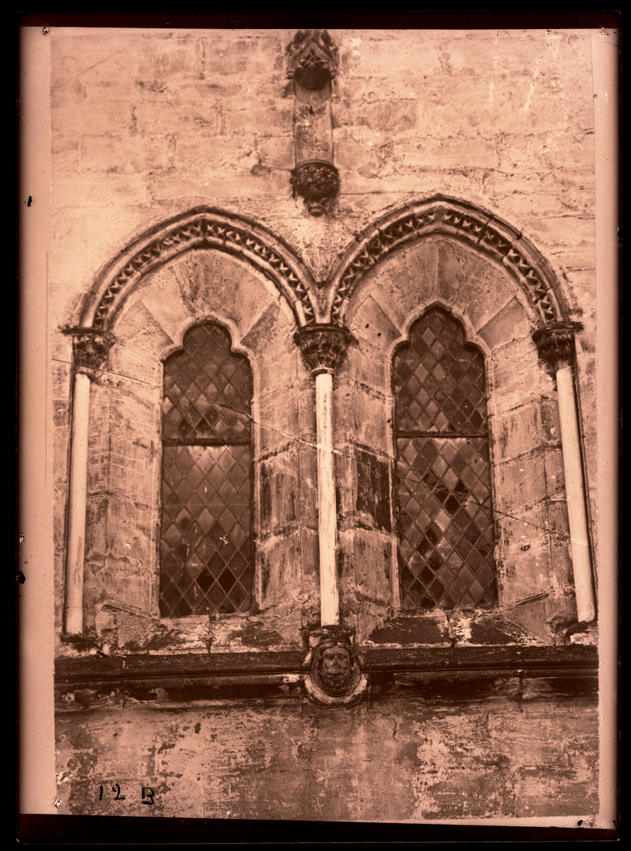 Blyglassvinduer i Nidarosdomen, på oktogonens østre kapell. Nisje for skulptur over vinduene.
I følge Hovedkatalog for fotografier er bildet tatt før restaurering. Gavlveggen i oktogonens østre kapell var ferdig restaurert i 1872.