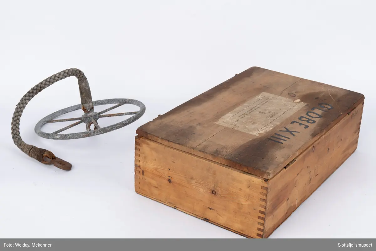 Slepelogg med to rotatorer, telleverk, loggline med svinghjul og kasse med bruksanvisning