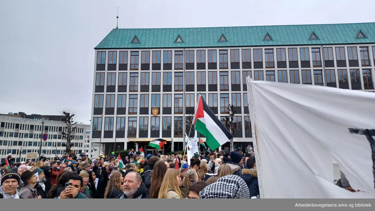 Propalestinsk demonstrasjon i Oslos gater 6. april 2024. Et halvt år siden 7.oktober og " 75 år med Nakba". Initiativ fra Palestinakomiteen. 4500 mennesker gikk i Oslos gater i sympati med Palestina.