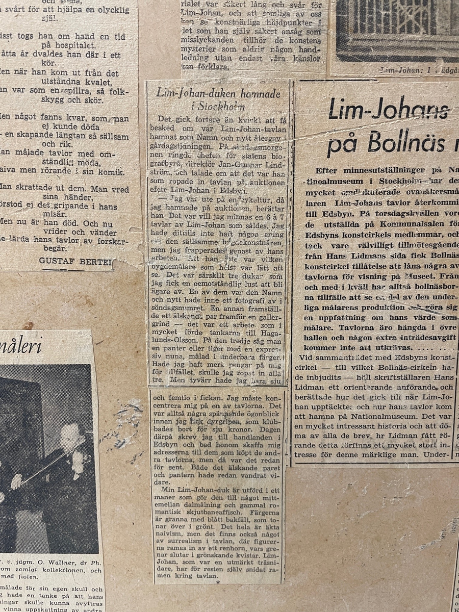 Oljemålning på kartong av Lim-Johan (Johan Erik Olsson) "Ångbåt vid åmynning", 1914-1923. 
Två män metar vid en bro över en åmynning. I bakgrunden en ångbåt, över vilken en stor klöverblomma reser sig som ett träd. På baksidan en mängd gamla tidningsklipp.
