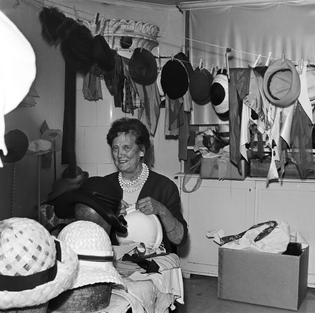 100-åriga Engelbrechts modeaffär stänger inom kort, Uppsala 1965