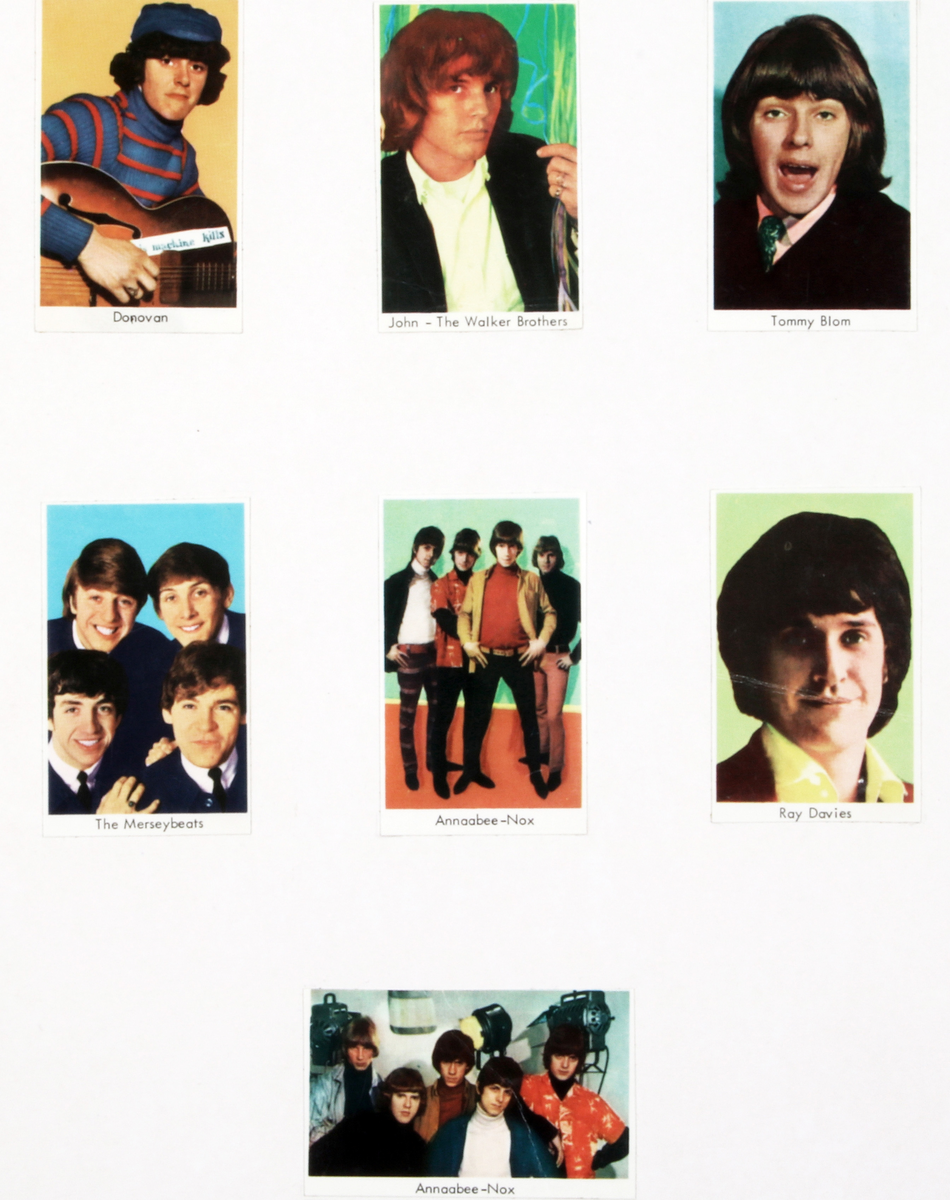 7 idolbilder i färgtryck, på olika musikartister och bandmedlemmar från 1960-talet. Både svenska och engelska popidoler. Limmade på vit kartongark. Text längst upp: "POPBILDER 1965"