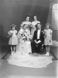 Brudepar med fire brudepiker i 1935. Ukjente personer.