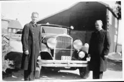 Begravelsesbil. Harald og Ole Trosterud med deres første bår