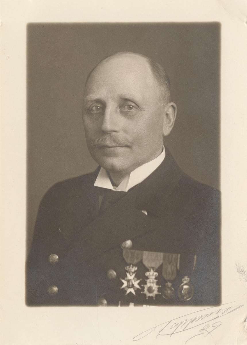Porträtt av Axel Elias Åkerberg, förrådsförvaltare med löjtnants tjänst vid Stockholms örlogsstation.