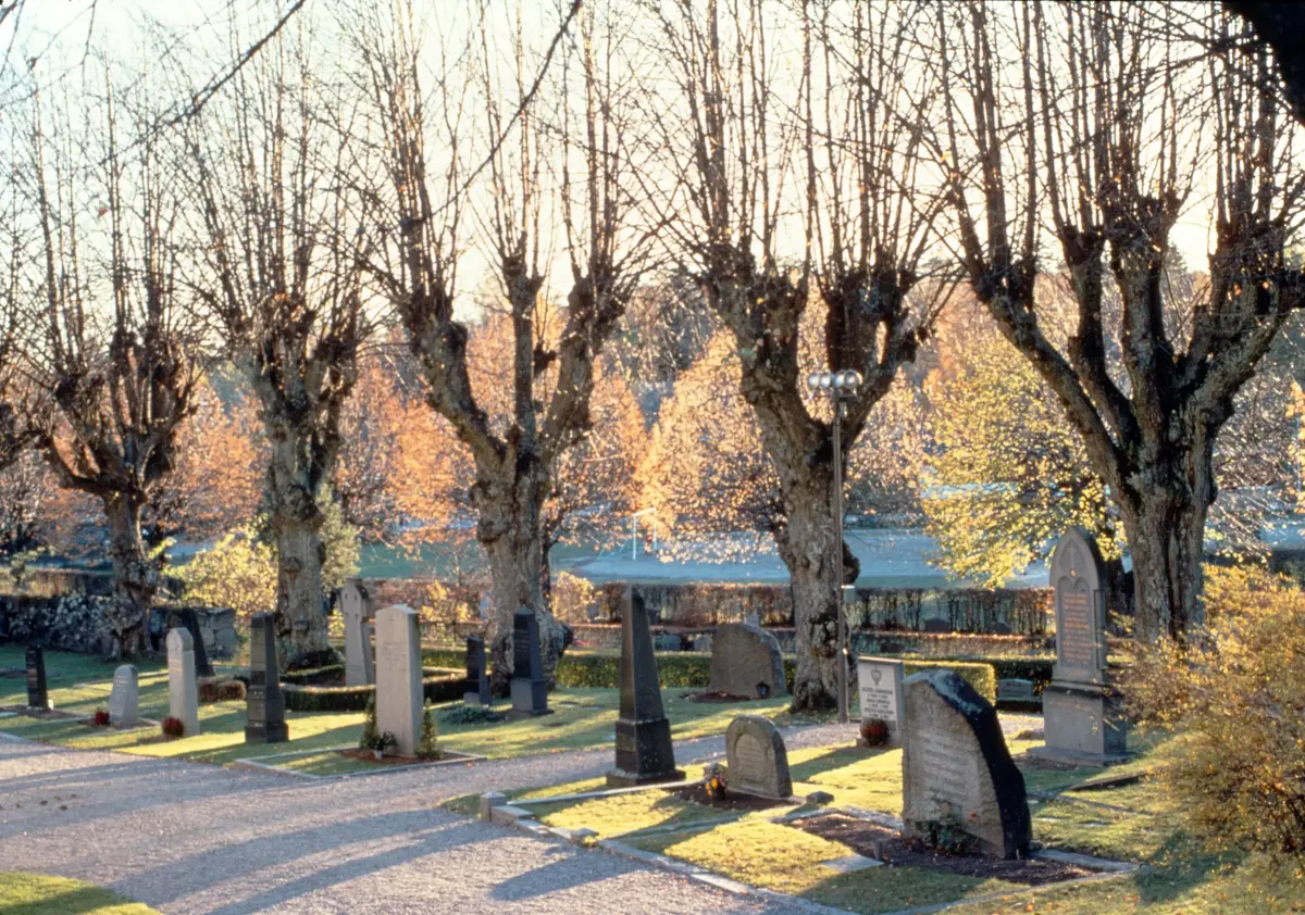 Kyrkogården vid Täby kyrka