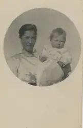 Mor og barn. Ingeborg (f. 1895) Kristensen, pikenavn Hansen,