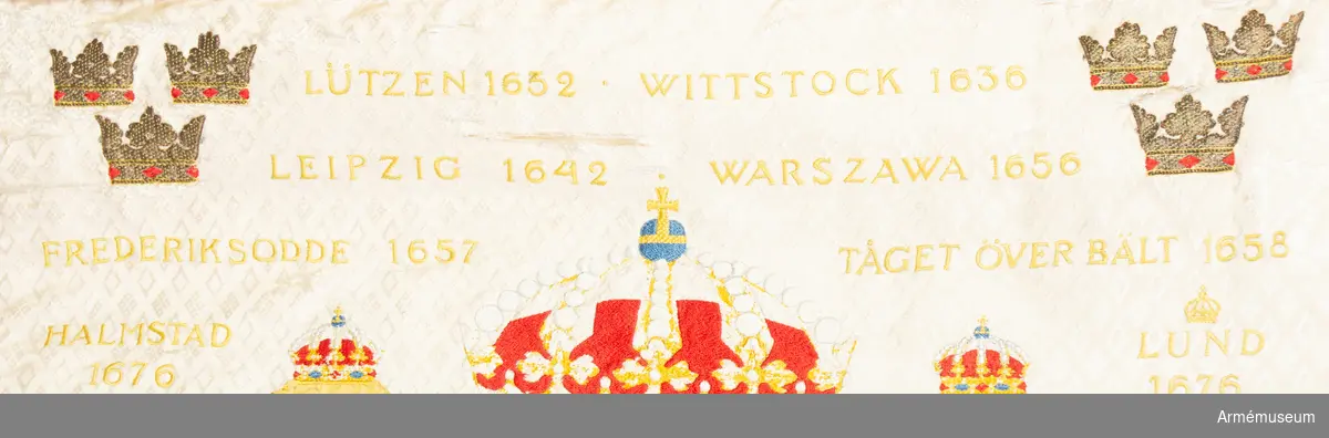 Dubbelsidigt standar av vitt mönstrat siden med applikationsbroderier och flerfärgade broderier i silketråd samt metalltråd i läggsöm. Gula fransar.

På vit duk i mitten stora riksvapnet utan mantel enligt lag om Sveriges riksvapen. I vardera hörnet tre öppna gula kronor ställda två och en. Segernamn i gult vågrätt placerade ovanför och under riksvapnet.
Segernamn:
Lützen 1632 Lund 1676 (under kunglig krona)
Wittstock 1636 Landskrona 1677
Leipzig 1642 Düna 1701
Warszawa 1656 Kliszow 1702
Fredriksodde 1657 Holovczyn 1708
Tåget över Bält 1658 Hälsingborg 1710
Halmstad 1676