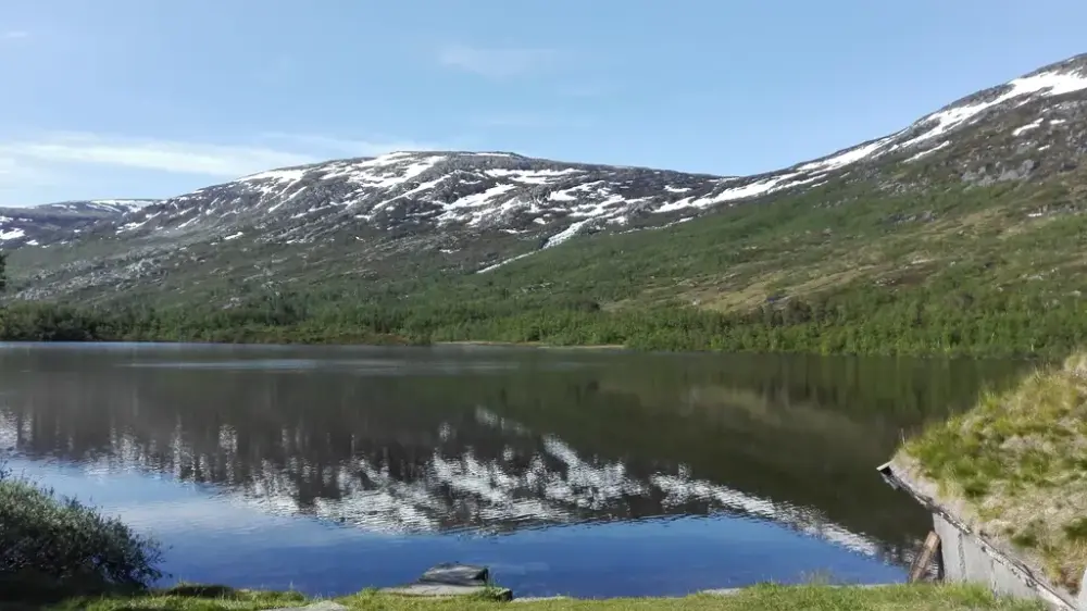 Utsikt over Fiskbuvatnet en solrik vårdag.