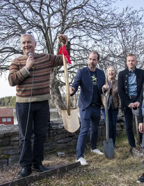 Knut Storberget holder opp en gullfarget spade.