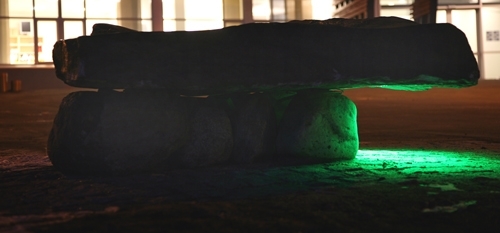 Langs veien som går fra hovedinngangen og ned mot Kautokeino, har Hagbart Solløs laget fire steinskulpturer av den lokale steinarten fuchsit. Steinen har en intens grønn farge, som forsterkes av lysdesignen laget av Kurt Hermansen.
