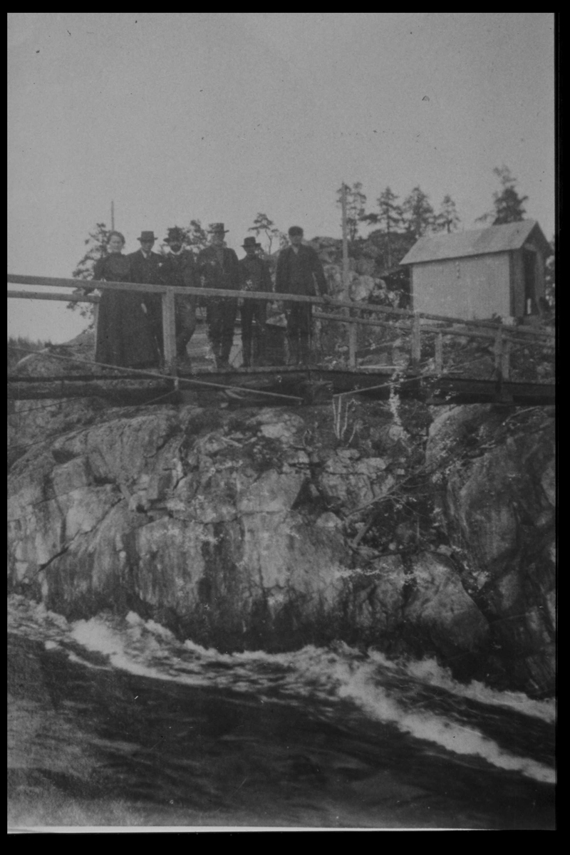 Arendal Fossekompani i begynnelsen av 1900-tallet
CD merket 0469, Bilde: 27
Sted: Elva
Beskrivelse: Bro fra Brenteberget til Fjelldalslandet