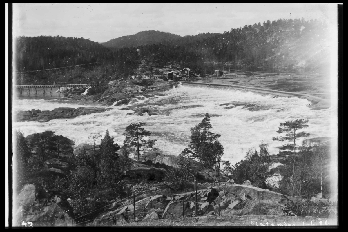 Arendal Fossekompani i begynnelsen av 1900-tallet
CD merket 0474, Bilde: 59
Sted: Flaten
Beskrivelse: Løftedam og tømmerrenne