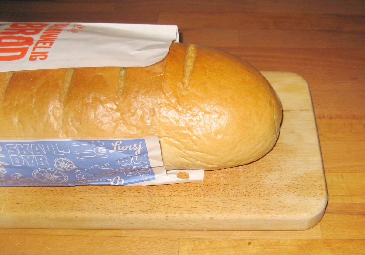 Brødposen er uten motiv. Brødets navn - Et helt alminnelig brød - er fremhevet på posens forside