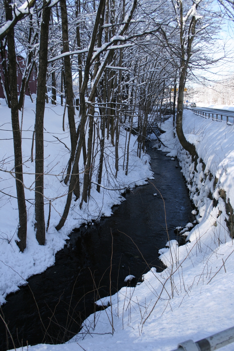 Langsæ. Ved Barbuelva, Mellom Klokkebua og Riksvei 410 t.h. Snødekket vinterlandskap.