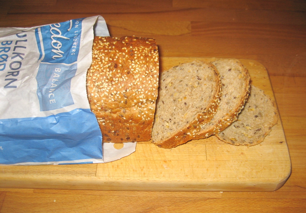 Motivet på brødposen er et brød som er skåret opp i to halve. Det ene halve brødet er snudd slik at man ser konsistensen til en oppskåret skive ser ut. Det andre halve brødet er snudd slik at man ser oversiden av brødet med frøstrø.