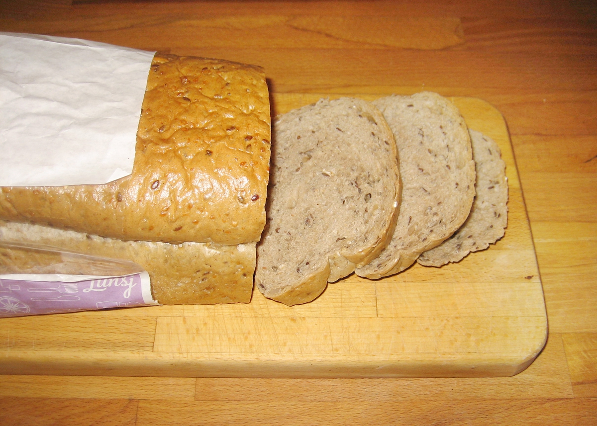 Det er intet motiv på brødposen. Brødets navn "Bestemors Flerkorn Brød" står på posens forside.