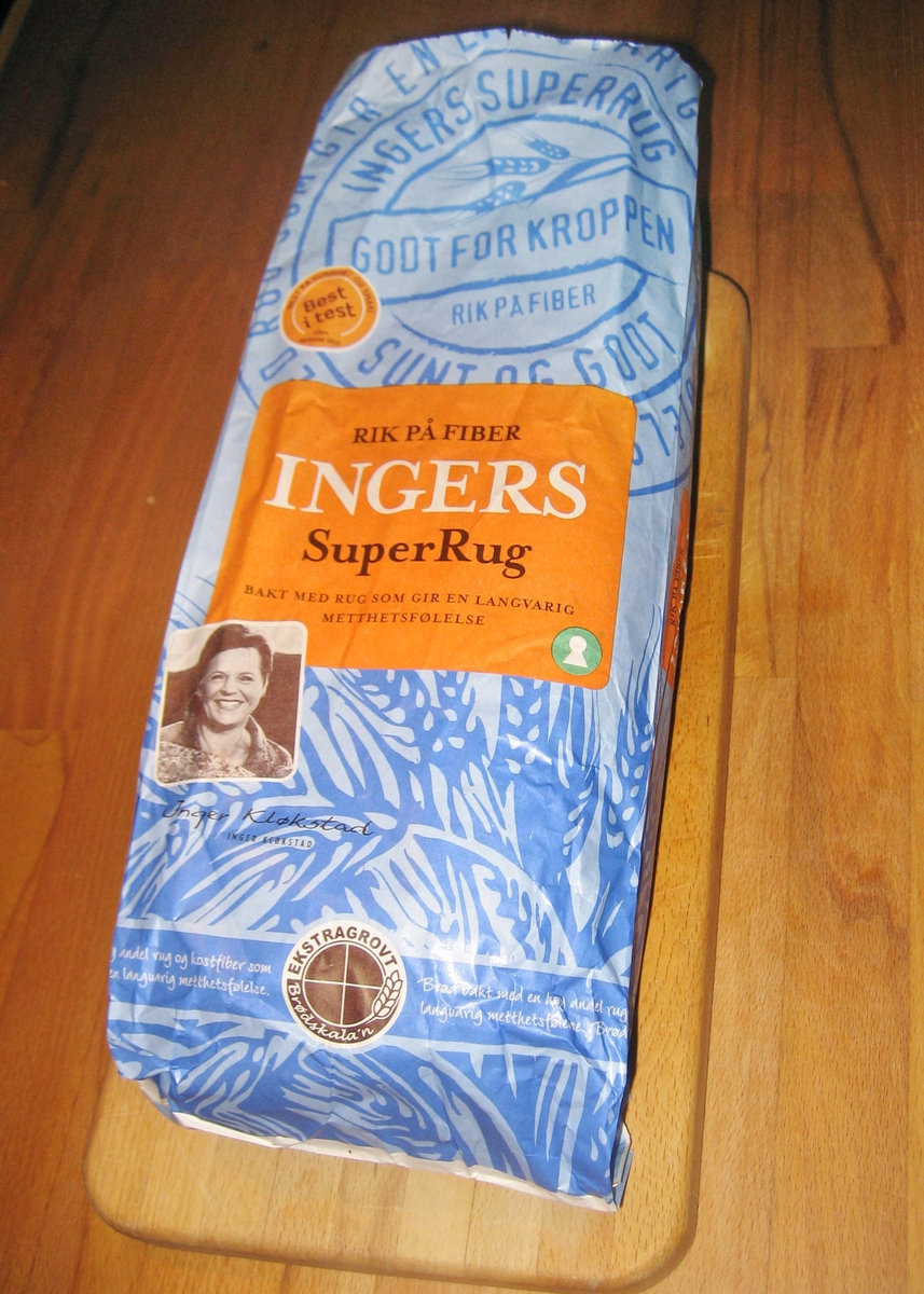 På brødposens forside og bakside er et portrettfoto i brunnlige nuanser av Inger Kløkstad, som har gitt navn til brødet.
