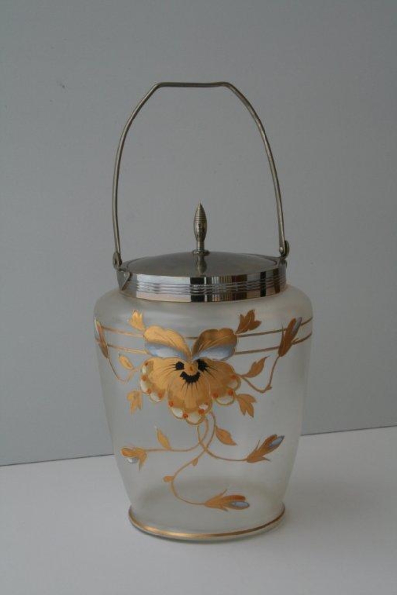 Små "bringebær" på parafinbeholder. Lampeglass: Menn i rennessansedrakter og blomsterdekor  i vindusåpninger