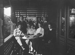 Familie på verandaen på Vanaheim.