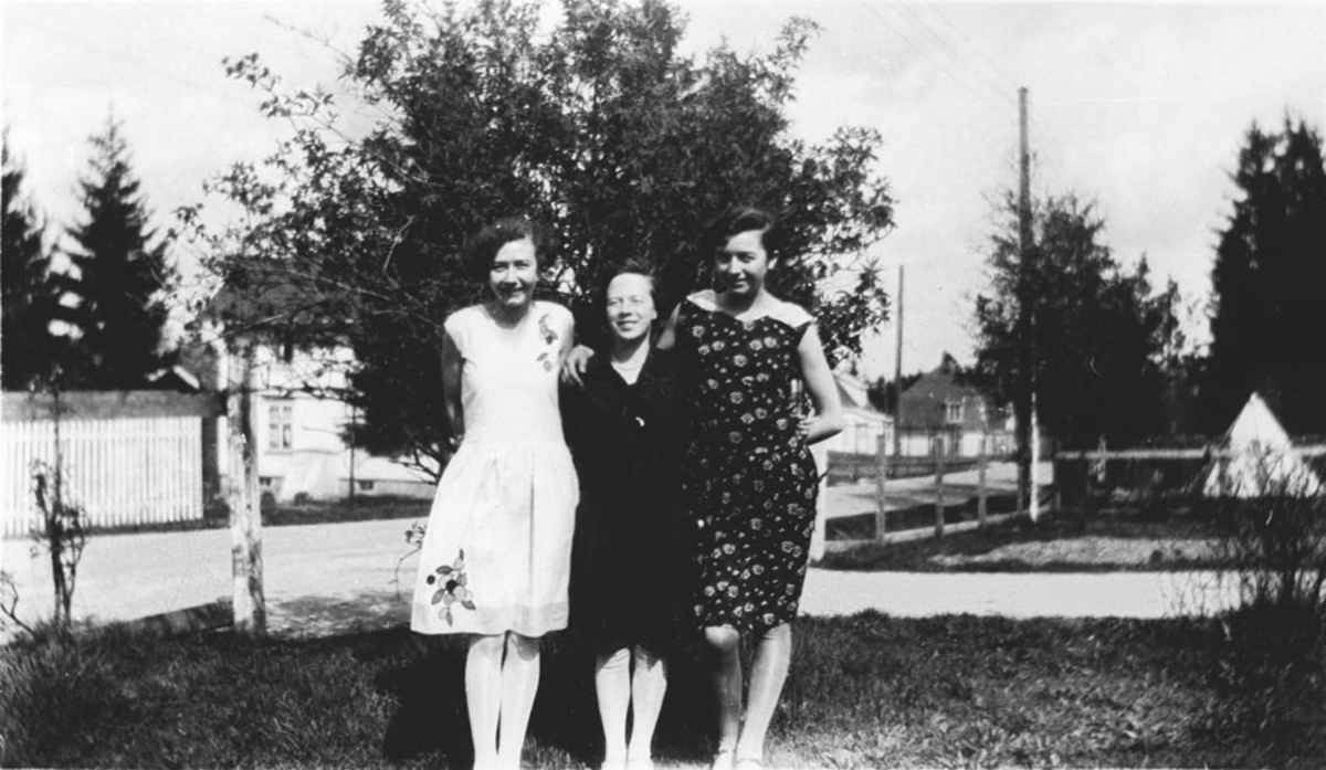 3 unge kvinner i en hage