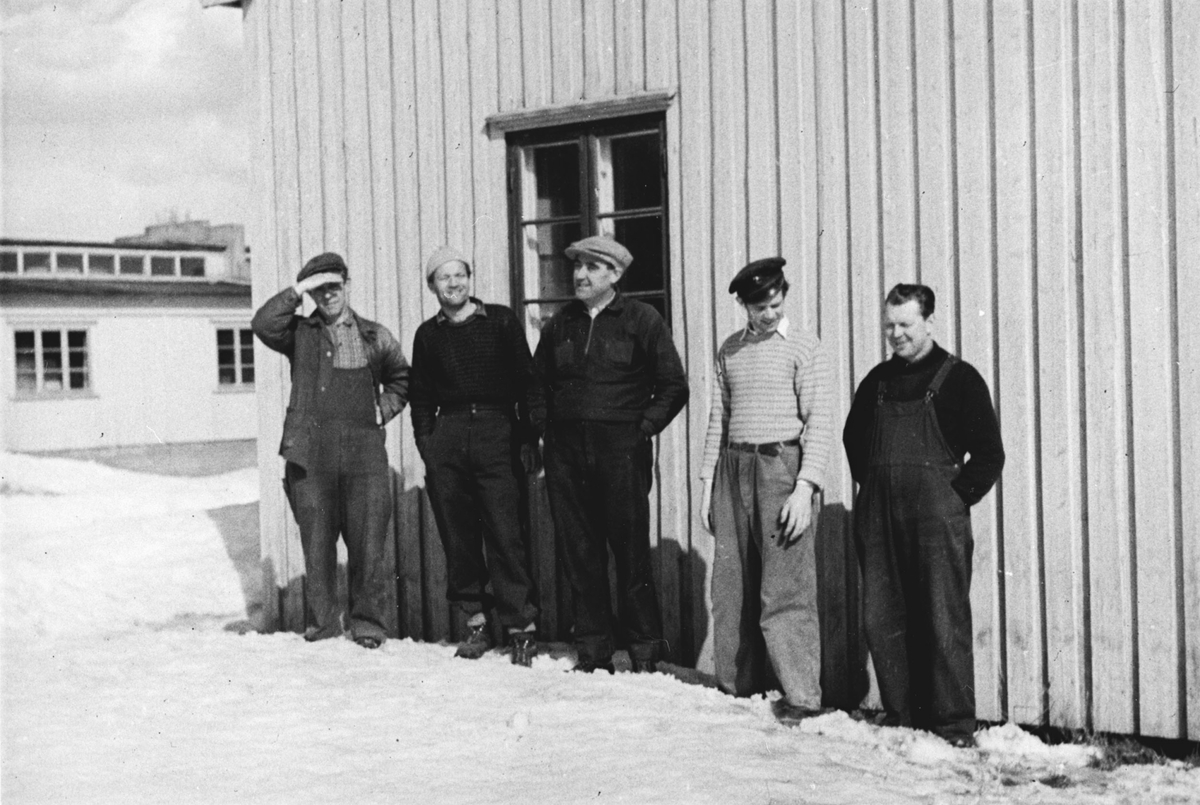 Fem menn utenfor Moerveien Trevarefabrikk. Startet 1947, Fabrikerer dører,vinduer.