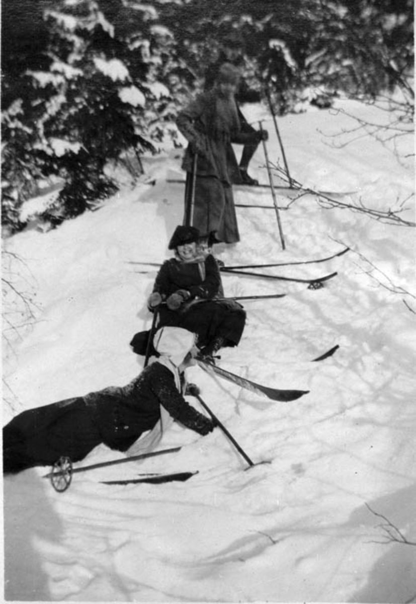 Tre kvinner og en mann på skitur til Stigenstua.