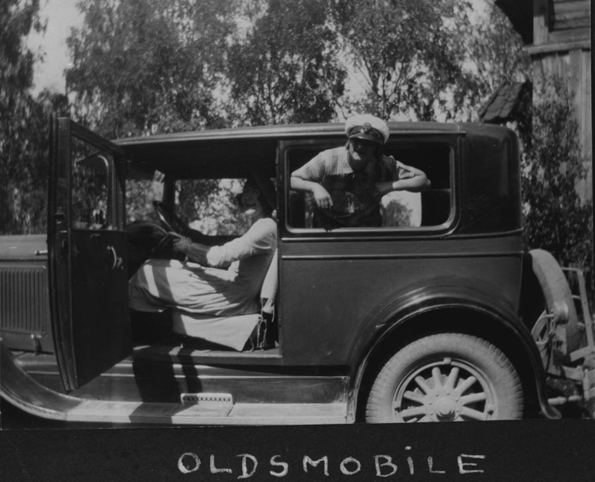 Oldsmobilen med Ingri Winsnes ved rattet og søsteren Asborg bak