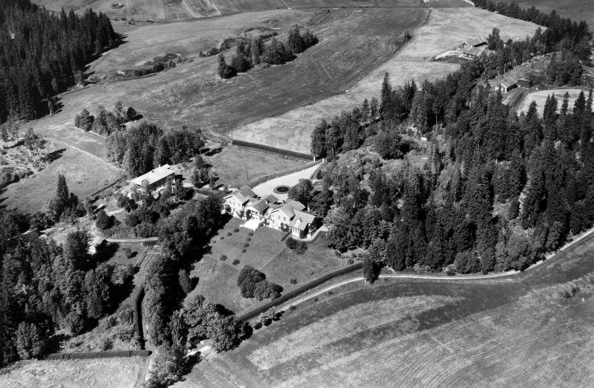 Flyfoto av hovedbygningen på Losby bruk.