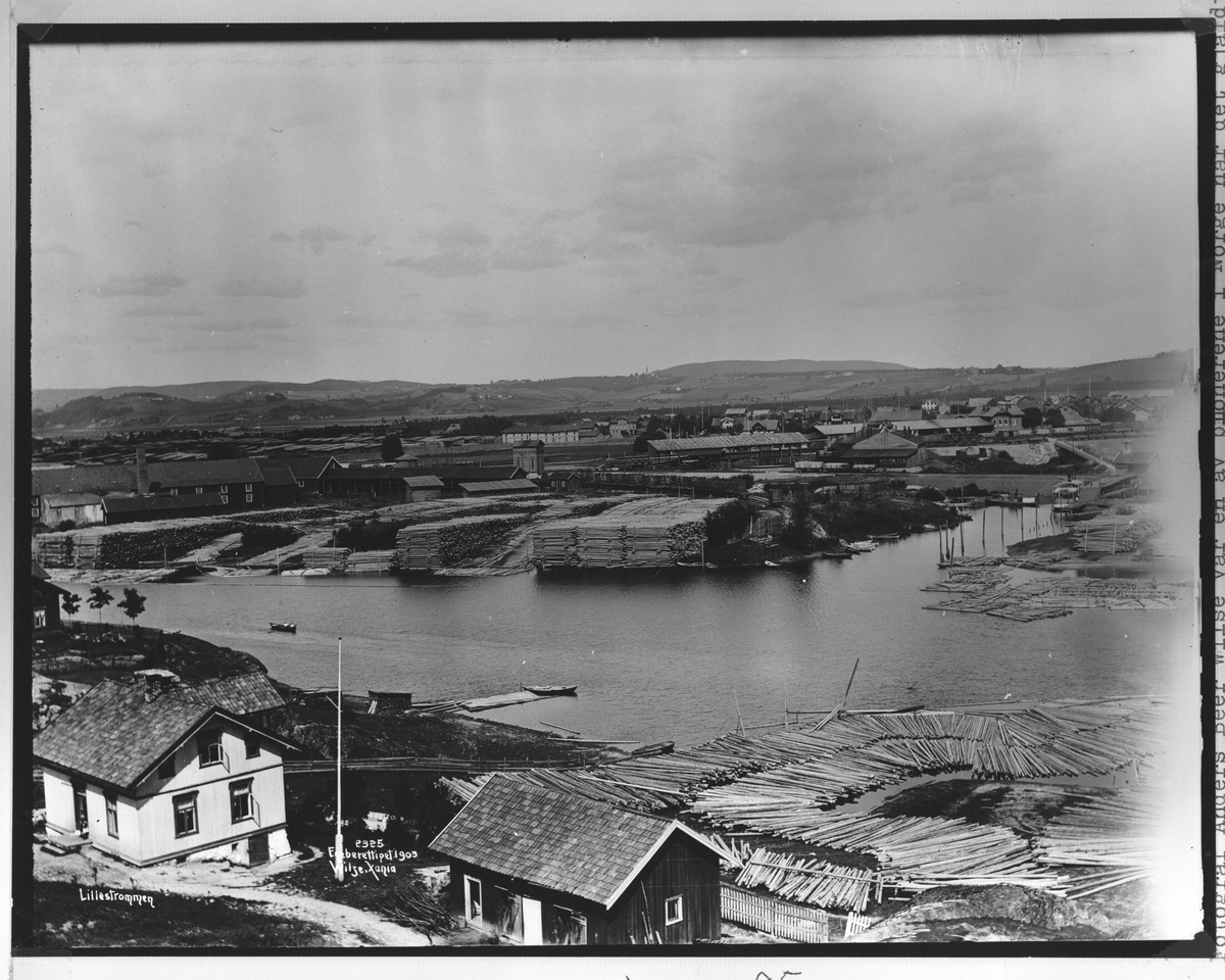 Lillestrøm sett fra Rælingen-siden, med Nitelva og plankestabl. Landskapfotografering.