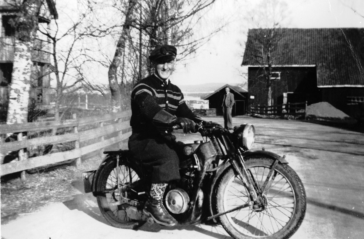 Sjarmør på motorsykkel. Mathis Nafstad f. 1917