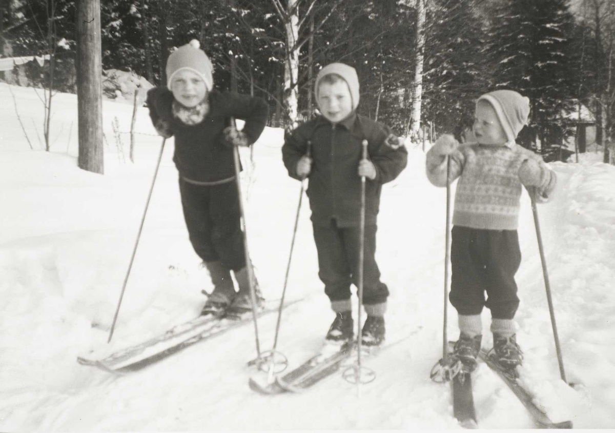 Tre barn på ski i 1965