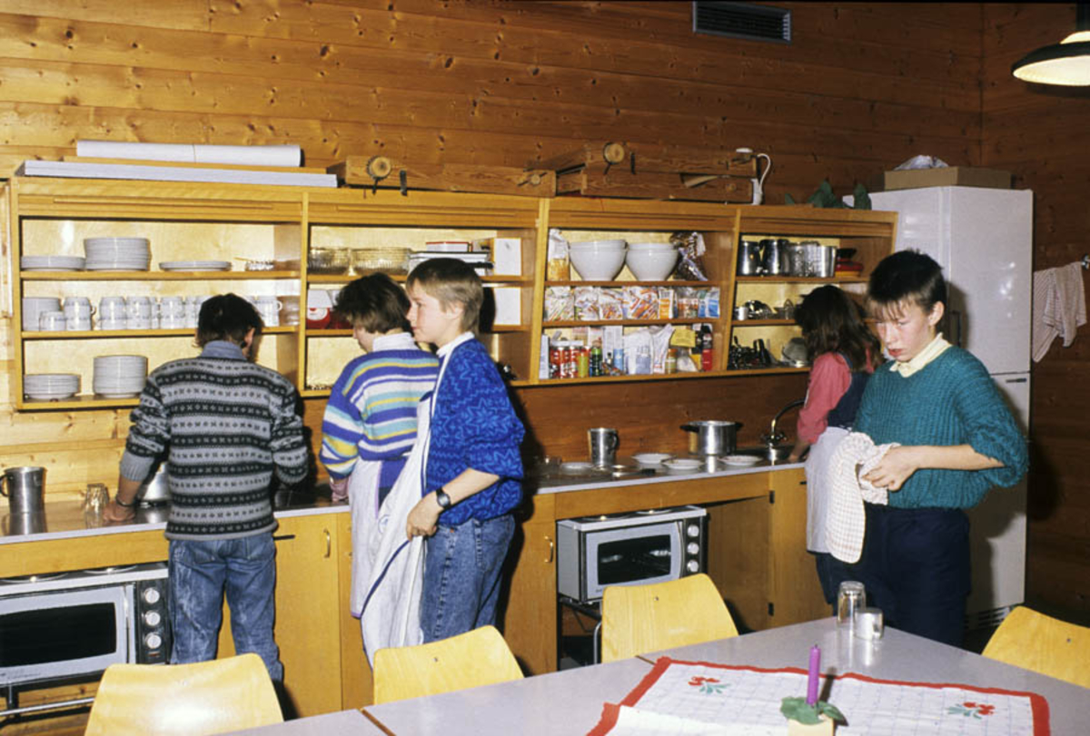 Elever lager mat på skolekjøkken.