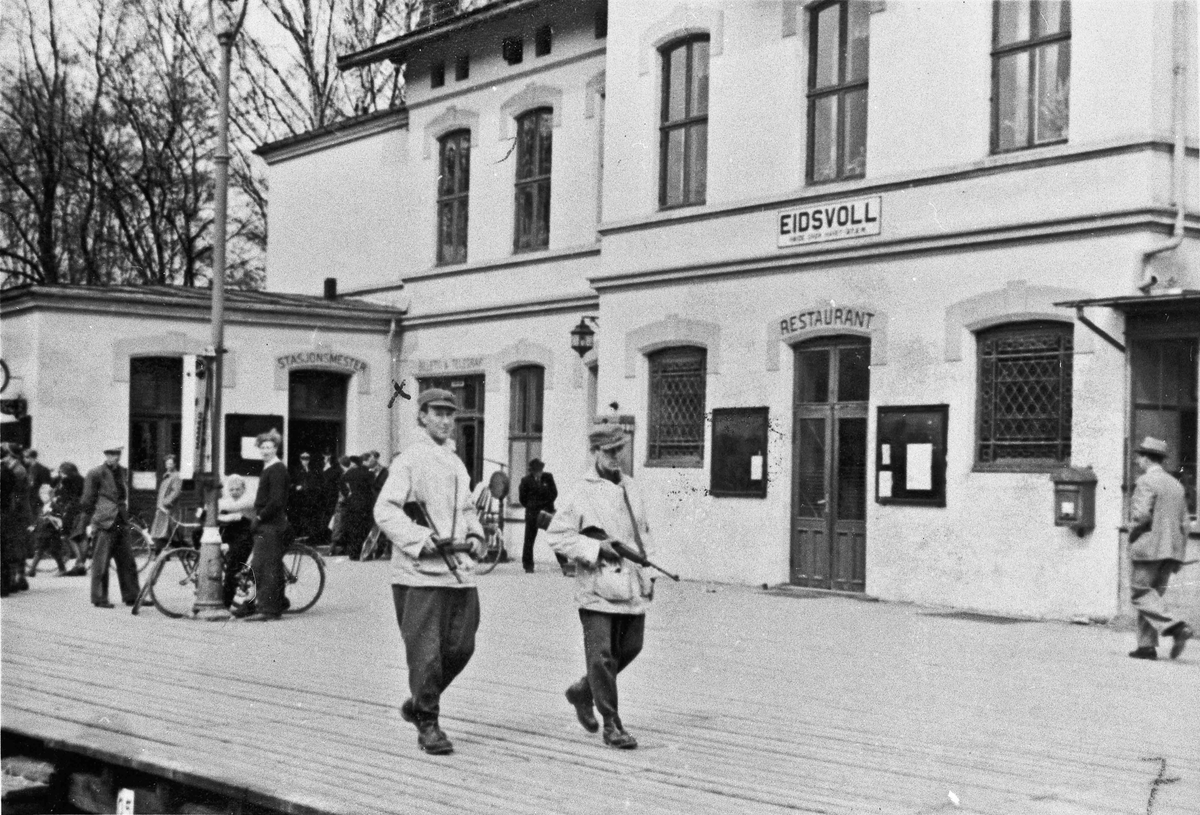 Milorg holder vakt ved Eidsvoll Stasjon 1945. 